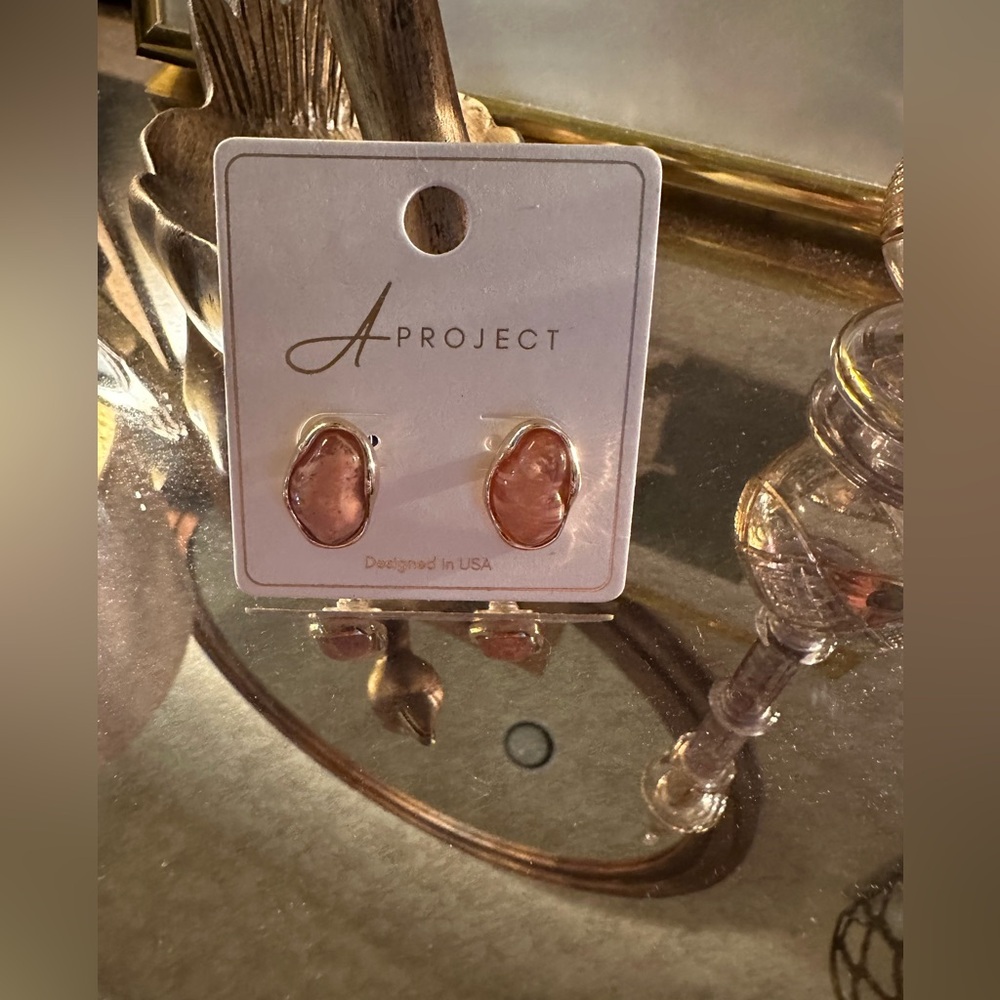 Beautiful New Dust Orange Stone Earrings W / Gold